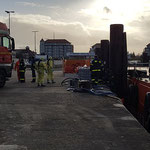 Das THW nimmt Betriebsstoffe im Umfeld des Havaristen auf © Freiwillige Feuerwehr Cuxhaven-Duhnen