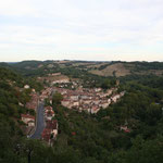 la cité médiévale de Caylus vue de loin - situé près du gite dans le département du Tarn-et-garonne