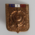 insigne ecole militaire d'infanterie chars de combat. dos lisse pastille poincon AB .prix 35 euros 