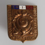 insigne ecole militaire d'infanterie chars de combat. dos lisse pastille poincon AB .prix 35 euros 
