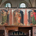 Das sog. Dorsale, die Rückwand des Chorgestühls, ist in seltener Qualität erhalten und zeigt u. a. die zwölf Apostel.