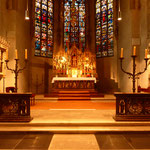 Das Sanktuarium, der Hochchor der Kirche, birgt die spirituell bedeutendsten Ausstattungsstücke: den Hochaltar, den Schrein mit den Gebeinen der heiligen Gottfried und Otto (links) und das Stifterdenkmal (rechts).