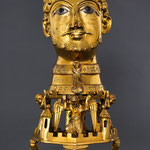 Der Verehrung des Evangelisten dient ursprünglich auch das bedeutendste Stück des Kirchenschatzes: das um 1160 entstandene, aus Kupfer gegossene und vergoldete Johannesreliquiar, der sog. Barbarossakopf.  
