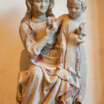 Der Zeit zwischen 1315 und 1330 entstammt auch die lächelnde Madonna im Westen der Kirche, die im 19. Jahrhundert über dem Stifterdenkmal angebracht war.
