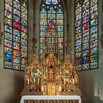 Jüngerer Zeit entstammen die neugotischen Chorfenster und der Hochaltar von 1900, die in ihrer unzerstörten Pracht eindrucksvoll den ältesten Altarstein umschließen, auf dem seit 900 Jahren das christliche Kultmysterium gefeiert wird. 