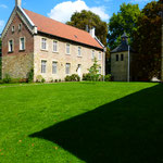 Auf das 16. Jahrhundert geht das Wohnhaus für Kaplan, Küster und Sekretär, das heutige Pfarrhaus zurück.