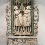 Das Stifterdenkmal Gottfried und Ottos ist eigentlich die Deckplatte einer Grabtumba von etwa 1320, die an zentralem Ort in der Kirche aufgestellt war. Um 1700 hat man sie an die jetzige Stelle im Chor versetzt, wie der barocke Akanthusrahmen zeigt.