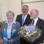Annemarie Strüber mit Landrat Wiswe und ihrem Ehemann