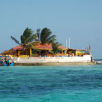 Happy Island, eine Bar auf dem Riff vor Union Island, auf einem Haufen Conches gebaut.