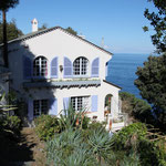 Une Villa les pieds dans l'eau, entre mer et montagne, au milieu de la luxuriante végétation du Cap Corse