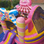 Hüpfburg Candyland L von oben mit Übersicht über Spielfläche und Rutsche
