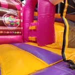 Detailansicht der Spielfläche in der Hüpfburg Candyland Lfür Kinder