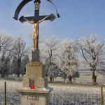 Kriegerdenkmal und Feldkreuze - Feldkreuz im Winter - südlicher Ortseingang am Weg zur Frauenkirche
