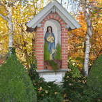 Kriegerdenkmal und Feldkreuze - Marterl mit Marienfigur an der Weinbergstraße