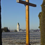 Kriegerdenkmal und Feldkreuze - Feldkreuz im Winter mit Blick auf Turm von Pfarrkirche - nordöstlicher Ortseingang von Jedelstetten