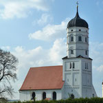 Frauenkirche - Ansicht von Süden mit Turm der Pfarrkirche von St. Peter und Paul