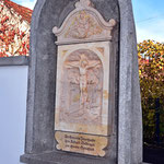 Kriegerdenkmal und Feldkreuze - Kriegerdenkmal - Konje mit Zentralrelief