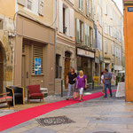 Rue Mercerie et le tapis qui mène à notre galerie