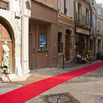 Rue Mercerie et le tapis rouge qui mène à notre galerie
