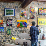 Visiteur attentif à'intérieur de la galerie