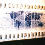  TERRE PROMISE Installation murale  6,75x3,00 m valisettes alu, ficelle sisal, tampon sur papier 