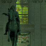 Reiterdenkmal Kaiser Josephs II., im Hintergrund ein Fenster zum Prunksaal der Nationalbibliothek