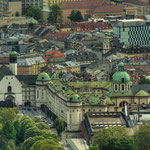 Ein Blick auf die Innenstadt von der Hungerburg aus: links im Bild das Tiroler Volkskundemuseum und die Hofkirche, die Hofburg, dahinter der Turm der Servitenkirche auf der Maria-Theresien-Straße, rechts die Türme von Dom und Rathaus.