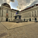 Am Josefsplatz, er hieß früher »Tummelplatz«, ist der Eingang zum »Prunksaal«