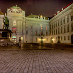 Die Nationalbibliothek am Josefsplatz mit dem Reiterdenkmal Kaiser Josephs II.