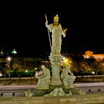 Die Pallas Athene-Statue, im Hintergrund links der Stephansdom, rechts die Nationalbibliothek am Heldenplatz