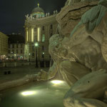 Der "Macht zu Lande"-Brunnen Ecke Schauflergasse mit Blick auf den Michaelertrakt der Hofburg