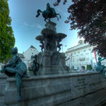 Der Leopoldsbrunnen vor der Hofkirche und der Kaiserlichen Hofburg