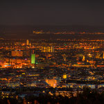 Vom Cobenzl aus schauen wir auf die Stadt: rechts im Bild der Stephansdom, in der Mitte der Ringturm. Achtung: Die Perspektive täuscht!