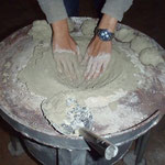 下部炉に粘土を張り付ける