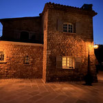 Villa von der Seite abends
