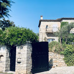 Villa mit Blick von der Straße