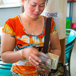 Geldwechsel auf Riel, beim Zollübergang zu Kambodscha (Grenzformalitäten nur 15 Minuten)