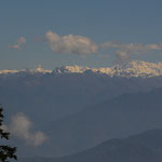 Auf dem Dochula Pass, im Hintergrund in voller Pracht der Himalaya"