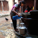 Nepal: Bhaktapur, am Wasserbrunnen