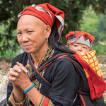 Hmong Grossmutter mit Enkelin