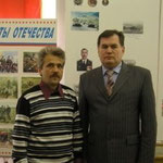 И.Бикбаев с руководителей птисковой группы  отряда "Память" Г.ХафизовымӨ