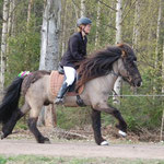 Emma och Bjálki på påsktölt, här visar vi galopp.