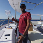 Kapitän Maher steuert die M/Y Ocean Window das erste Mal mit Gästen an Bord aus dem Hafen.