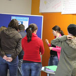 Gruppe bei Vorüberlegung zur Gestaltung der Pinnwand