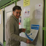 Pascal beim Anbringen der Plakate