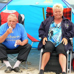 Eine kleine Drachenpause sei gegönnt. Martina und Lothar vor ihrer Windmuschel