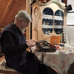 Fritz Desch repariert beim Lebenden Museum alte Zitherinstrumente 