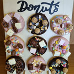 Donuts - Donutwand mit 9 Donuts verschiedene Sorten.