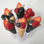 Mini-Obsttüten - Mini-Waffeltüte mit Vanillecreme gefüllt Früchten dekoriert. Mindestbestellmenge 6 Stück.