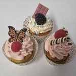 Cupcakes - Cremefüllung, Dekoration auf Farbkonzept angepasst. Schoko, Vanille, Himbeere, Waldfrucht